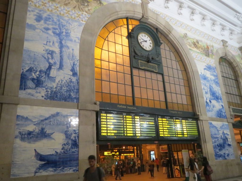 火车站的青花瓷墙壁