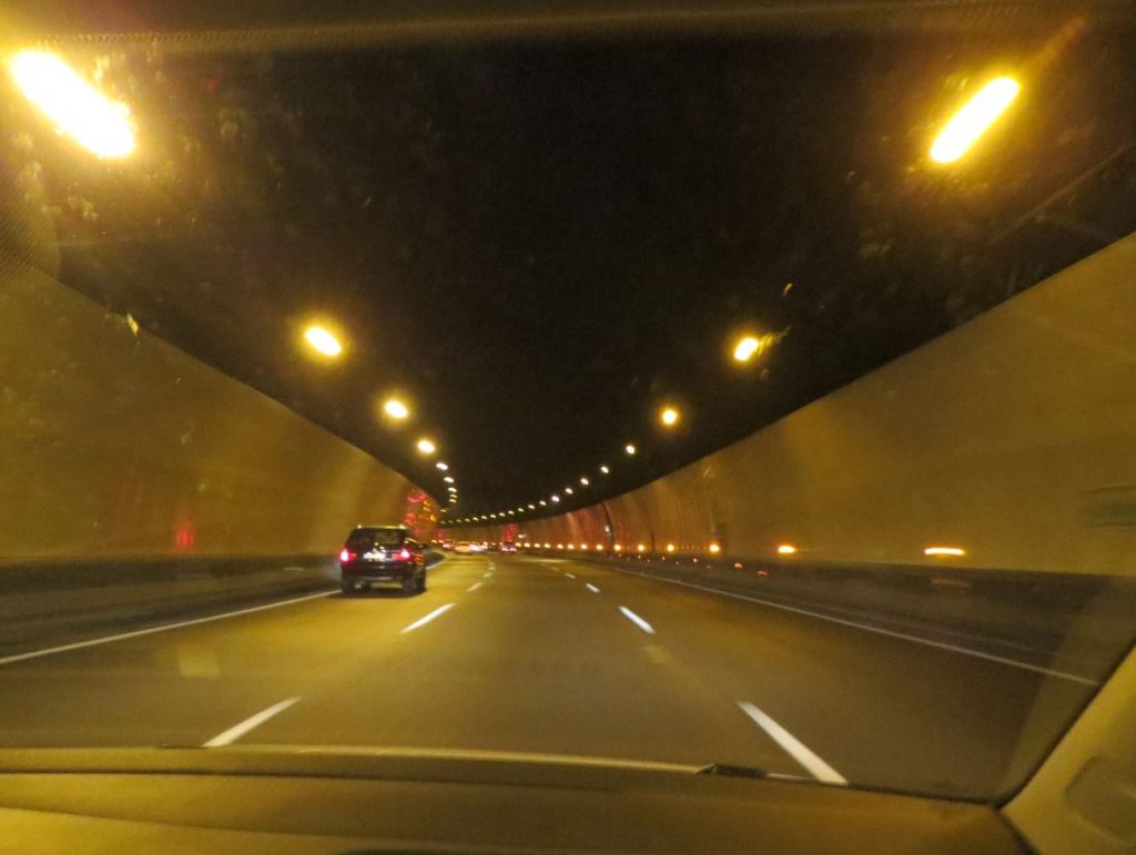 去大城市要经过一段隧道灯光闪烁像时间隧道