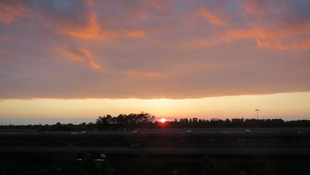 夕阳下的机场